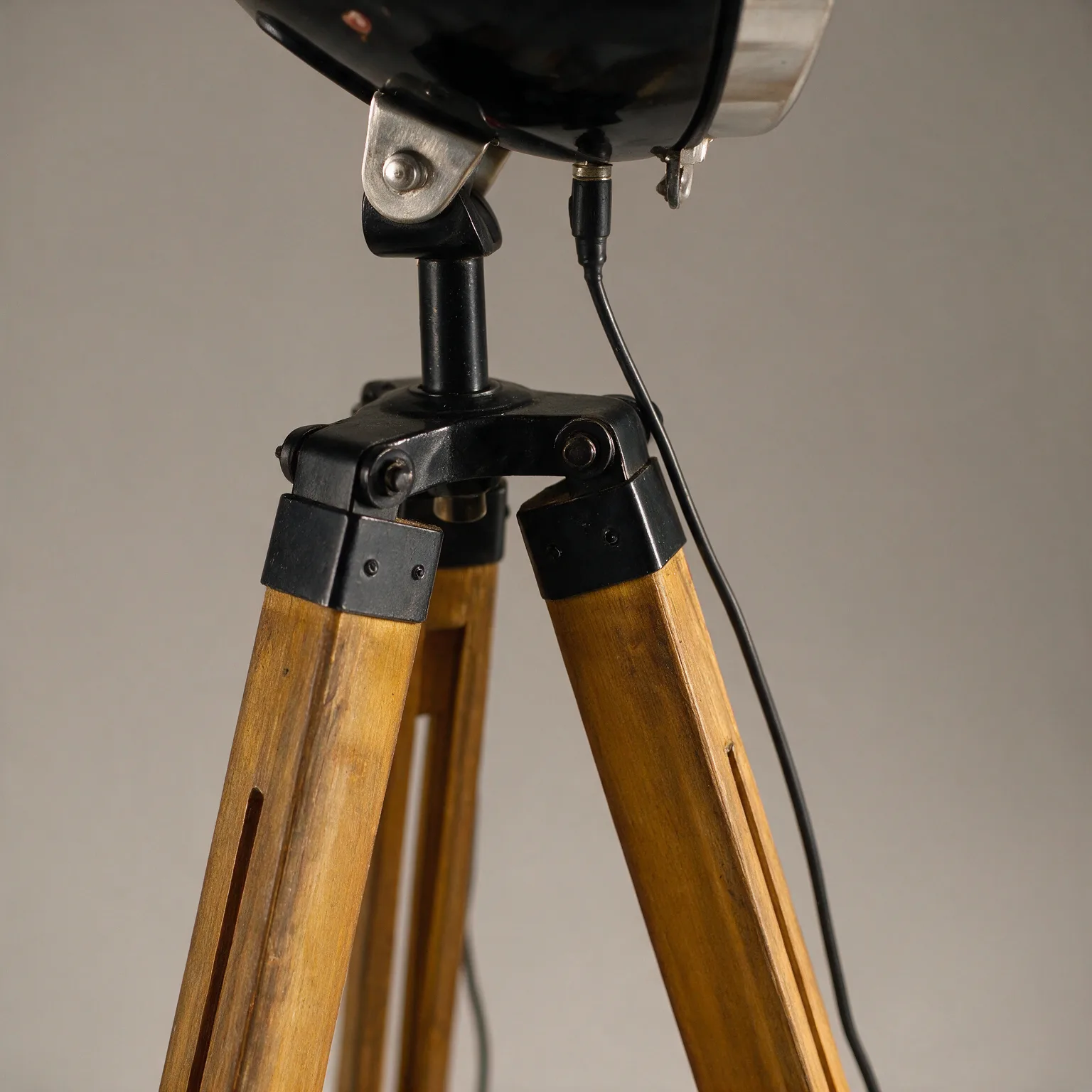 35" Brown Tripod Floor Lamp With Cone, detail